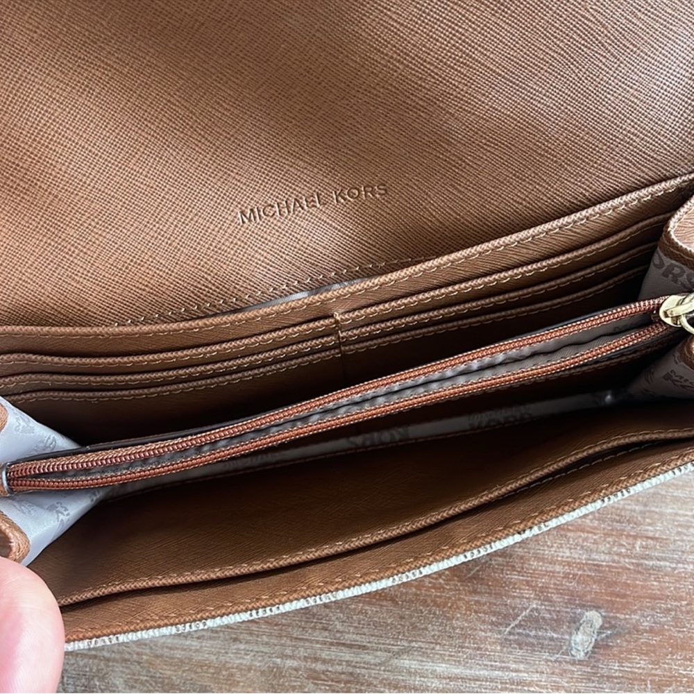 MK Gold Logo Cream Wallet - Picture 2 of 10